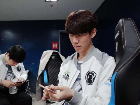 胡拉让我笑！ Oh My God 状态低迷，Xiaohu Victor不断送出免费通行证，但这并没有阻止 Weibo Gaming 获得比赛点