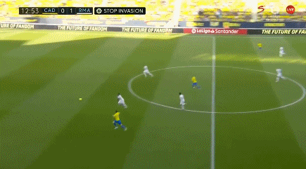 理性追星，新鹏城vs成都赛后有球迷跳下看台与韦世豪合影