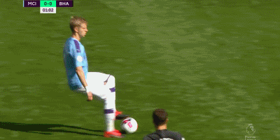 C罗被罚下后，看台上的爱尔兰球迷模仿他做出的哭泣手势