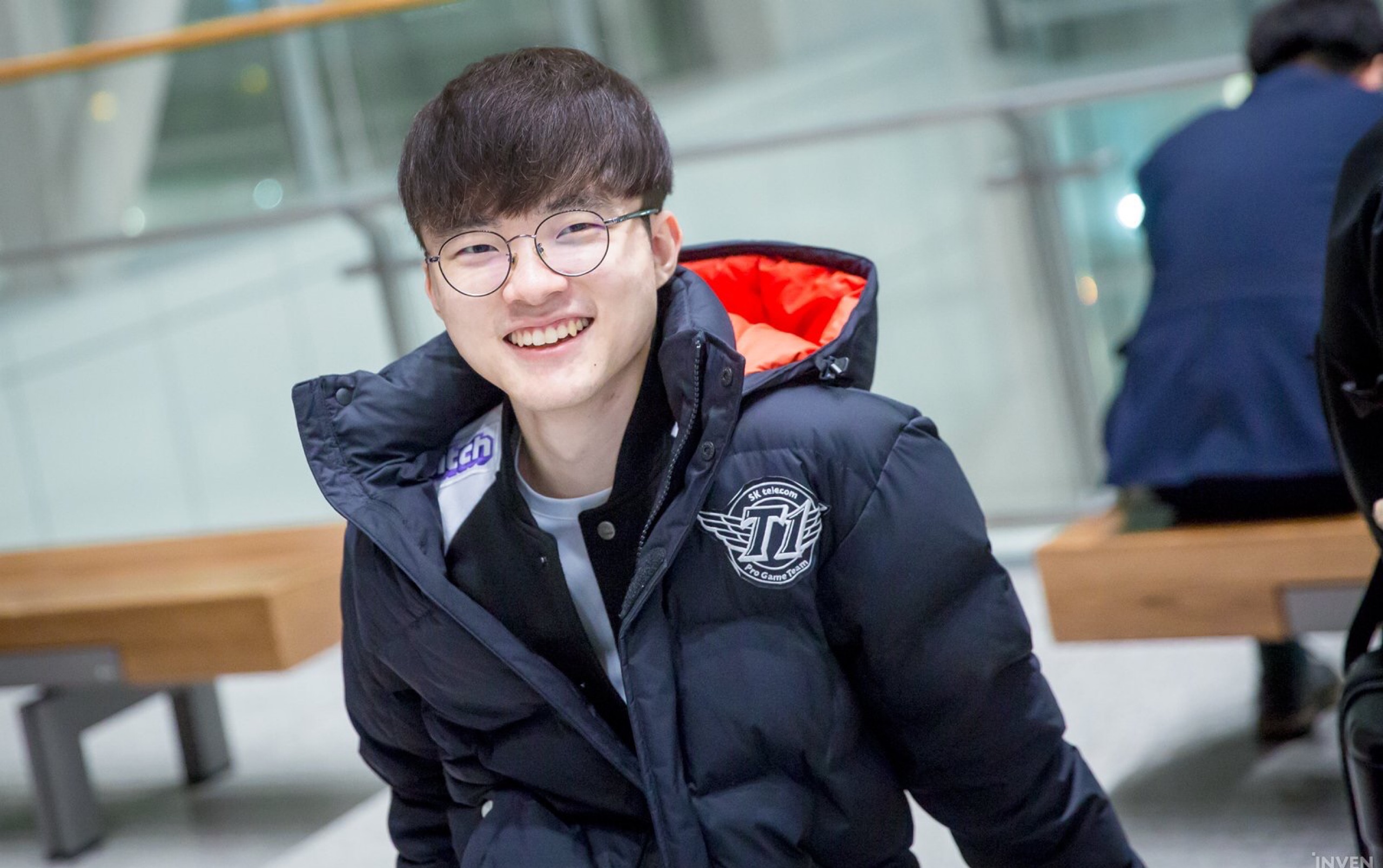 LGD Gaming 正式发布了玩家祝福视频：蛇年已经到来， Dragon 和 Phoenix 是吉祥的。